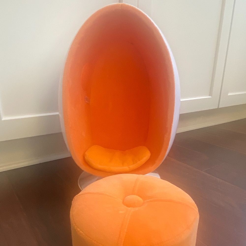 AMERICAN GIRL Egg Chair with Otyoman